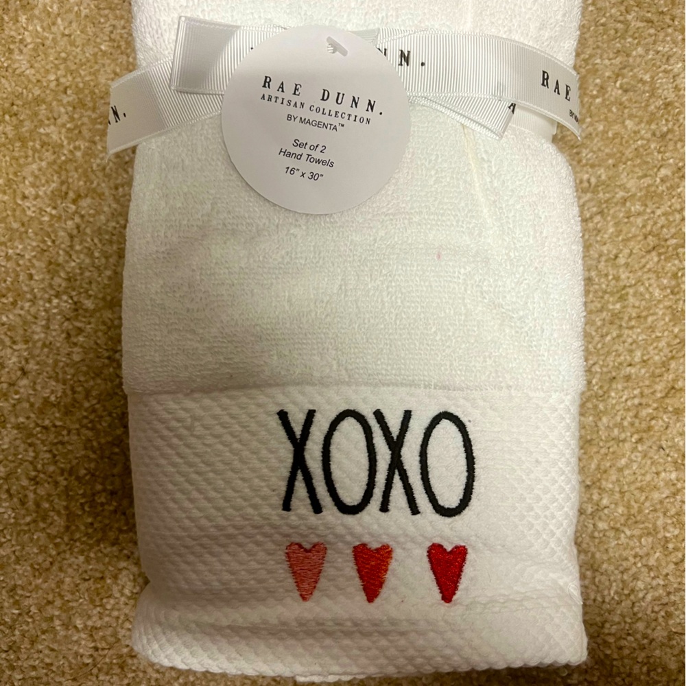 ⬇️Price Drop! NWT Rae Dunn XOXO hand Towel set